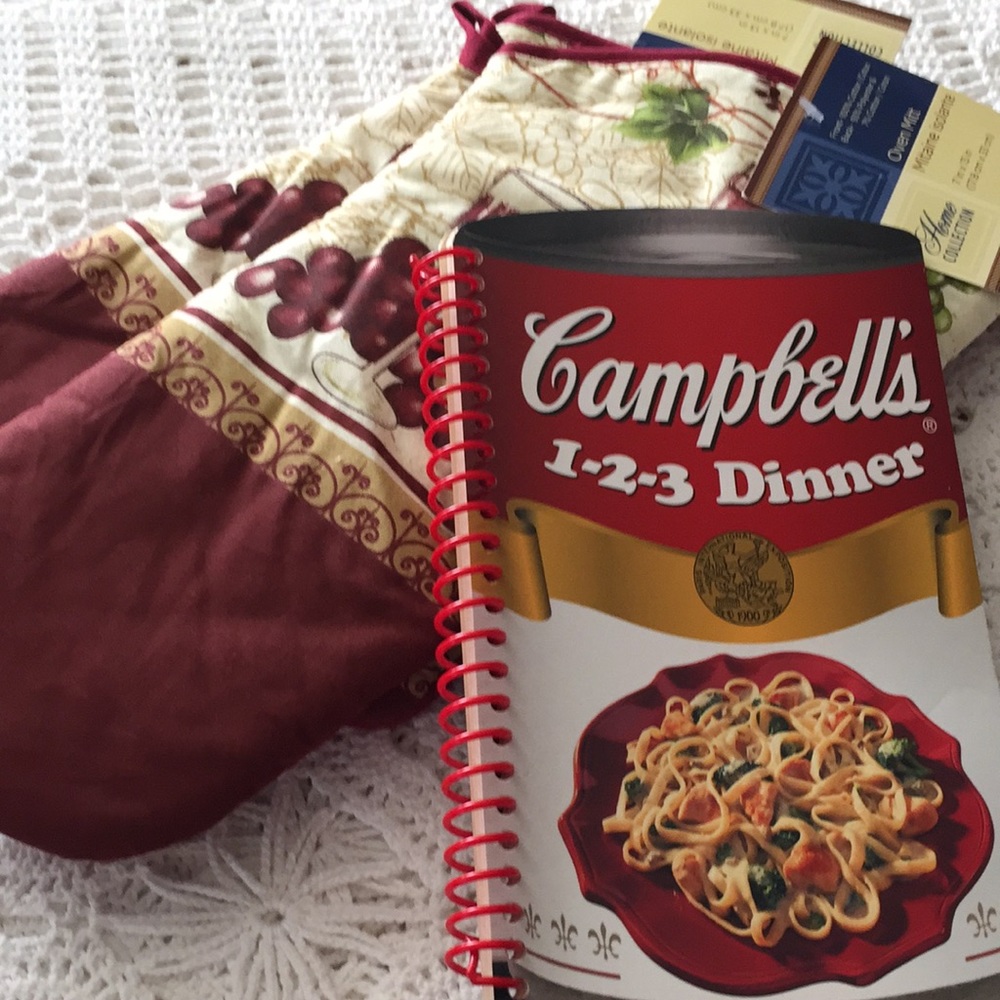 NWT Oven Mitts And Campbell’s 123 Dinner Cookbook